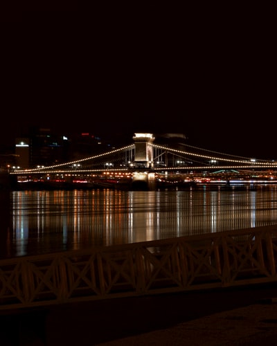 夜间亮桥